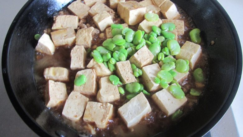 肉末豆米烧豆腐,加入蚕豆米进去煮一下；