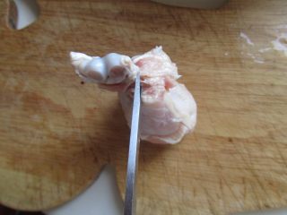 黄金鸡棒槌,先用剪刀将鸡翅根的最底部连着骨头的筋膜煎断；
