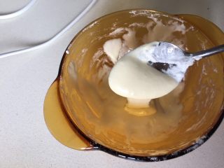 手绘母亲节蛋糕,筛入低粉搅拌均匀，再倒入融化的黄油继续搅拌。