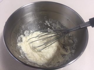 手绘母亲节蛋糕,筛入低粉，蛋抽划“Z”字搅拌，不要划圆圈搅拌，面糊容易起筋。