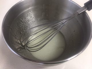 手绘母亲节蛋糕,现在做蛋糕卷，准备两个无油无水干净的打蛋盆，油和水倒进打蛋盆手动蛋抽搅拌，混合均匀。