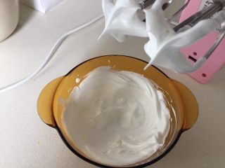 手绘母亲节蛋糕,蛋清加15克细砂糖打发至干性发泡。