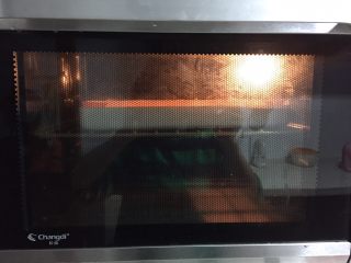 手绘母亲节蛋糕,烤盘轻震两下，震出里面的大气泡 ，送入提前预热好的烤箱，上下火150度25分钟。
