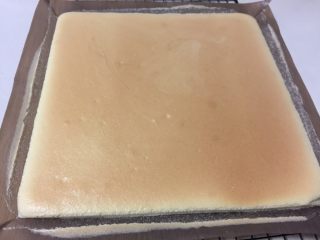 手绘母亲节蛋糕,烘烤结束及时拿出金盘，蛋糕体连同油纸移至晾网架上散热。
