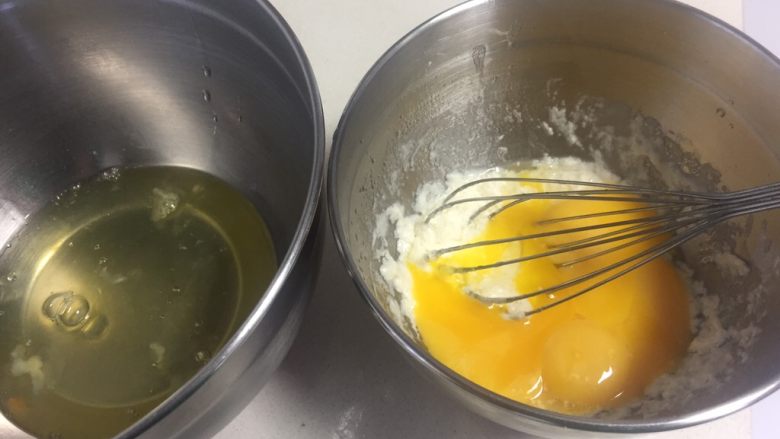 手绘母亲节蛋糕,蛋清分在干净的打蛋盆里放置一边，蛋黄放进蛋糕糊里搅拌均匀。