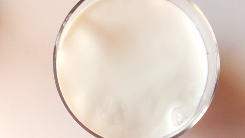酸奶新吃法,在火龙果的上面倒上一层酸奶。