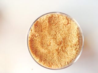 酸奶新吃法,在酸奶上面再铺上一层猴菇饼干碎。