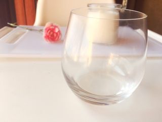 酸奶新吃法,首先准备一个无水无有干净的玻璃杯，大家可以选这种高脚的，稍微大一点的。