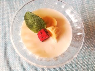 酸奶新吃法,也可以在酸奶上直接放水果。