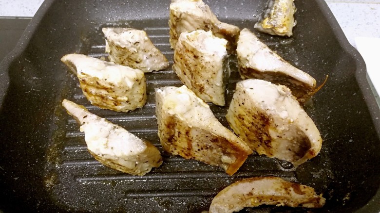 盐煎青花鱼,两面都煎好后，把鱼块立起来煎侧面。