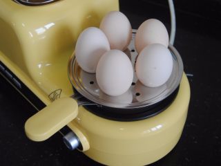 鸡蛋沙拉杯,鸡蛋洗净放上去