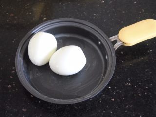鸡蛋沙拉杯,煮好的鸡蛋冷水过后剥壳
