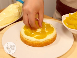 黄桃裙边蛋糕,挤好后摆上一些事先切好的黄桃，我用的是黄桃罐头，什么季节都能买到，在奶油霜上均匀摆一层就可以