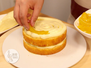 黄桃裙边蛋糕,重复上面的步骤挤奶油霜，然后摆黄桃
