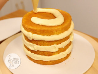 黄桃裙边蛋糕,四片蛋糕都堆上去之后，在蛋糕连接的缝隙处挤上一圈奶油霜