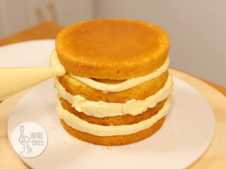 黄桃裙边蛋糕,蛋糕渣涂层做好后用纸巾把盘子擦干净