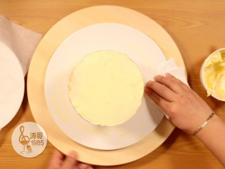 黄桃裙边蛋糕,再把蛋糕放进冰箱的保鲜层冷藏15分钟定型