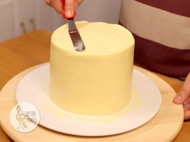 黄桃裙边蛋糕,侧面刮好后用蛋糕小抹刀修饰一下顶部边缘