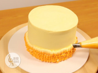 黄桃裙边蛋糕,一边挤一边慢慢转动蛋糕转盘，转盘转动的速度要比挤出来的速度慢，这样就能挤出褶皱的裙边效果，一层一层往上挤