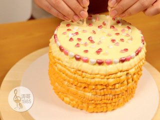 黄桃裙边蛋糕,最后把两根水果叉插在蛋糕顶部