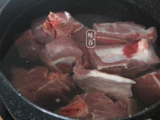 马蹄粉葛胡萝卜汤,猪扇骨洗净后斩大件，放到锅里加水大火煮开；