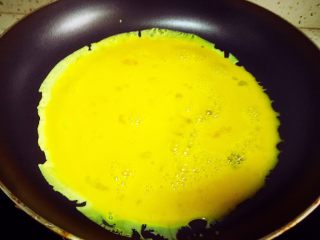 乌饭寿司卷,平底锅里倒一点点油再把鸡蛋液倒入锅里小火。