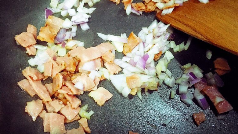 乌饭寿司卷,利用蒸糯米饭的时间，我们把培根，香肠，洋葱放在锅里稍微炒一下。