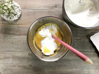 无油豆浆蛋糕,先将1/3蛋白霜放入蛋黄糊。