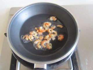 虾仁扒芥蓝,热锅凉油， 放入泡好的虾仁进去煸炒；