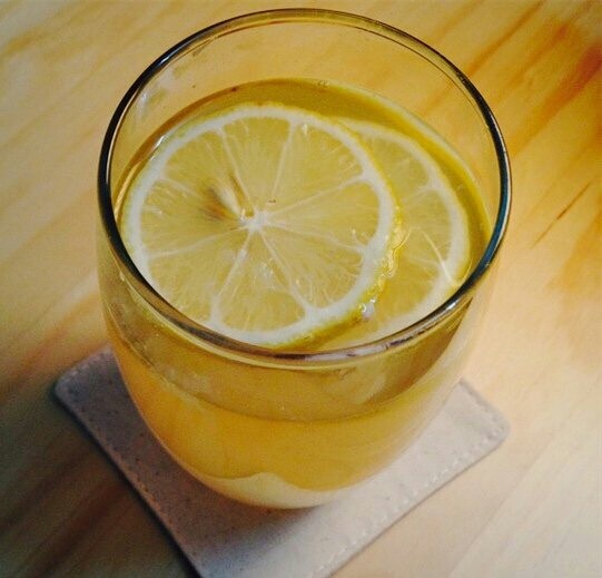 柠檬蜂蜜茶,吃的时候用勺子舀两片，用温开水冲，记得柠檬不能用开水冲哦，会破坏它的成分，喜欢凉的话可以加冰，美容又养颜哦
