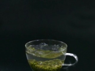 绿豆薏仁冰沙,清水浸泡绿豆和薏米仁2小时。