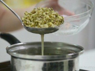 绿豆薏仁冰沙,连同浸泡的水，放入电锅煮熟盛出冷却备用。