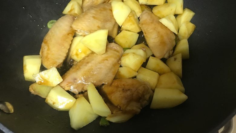 干锅土豆鸡翅,加入土豆块。