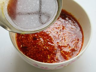 凉拌面皮,锅内热油五分热即可浇在辣椒面上，然后再用2勺水、适量盐加入生抽、香醋在锅中熬煮，调和油辣子