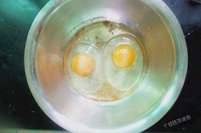 小葱鸡蛋卷,把鸡蛋打进一个碗里，倒入一勺水，加入少许五香粉、盐，一起打散。