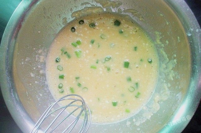 小葱鸡蛋卷,将小葱倒入混合好的面糊中，搅拌均匀