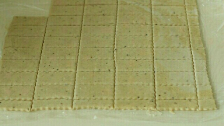 澎湖咸饼,用刀切成厚0.3厘米，6*3厘米的长方片，放入烤盘，戳洞。