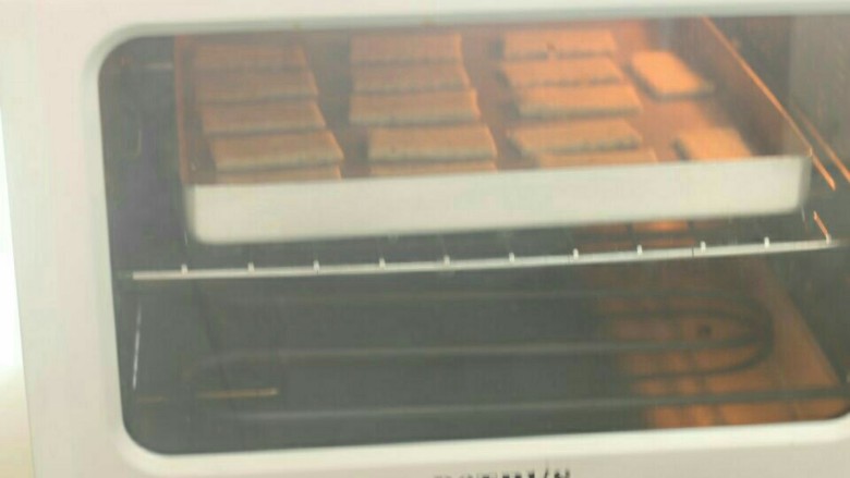 澎湖咸饼,烤箱中层，上火180，下火160度，烤18到20分钟，翻面后如果颜色不理想就再烤5分钟左右。颜色金黄就可以了。