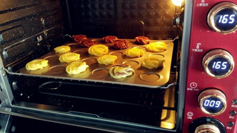 双色玫瑰曲奇,入预热好的烤箱中层，上下火165度，烤10-15分钟左右，上色即可。