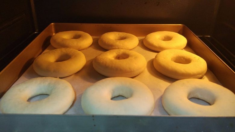 小黄人巧克力甜甜圈, ​入烤箱炉内，室温或发酵功能下，发酵到两倍大。