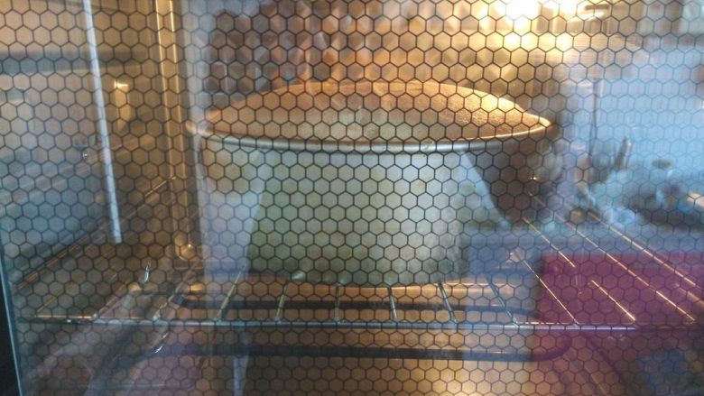 原味基础戚风蛋糕,端住八分满的模具震几下，颠出气泡之后，入预热好的烤箱中下层，上下火130度，烤70-80分钟左右。