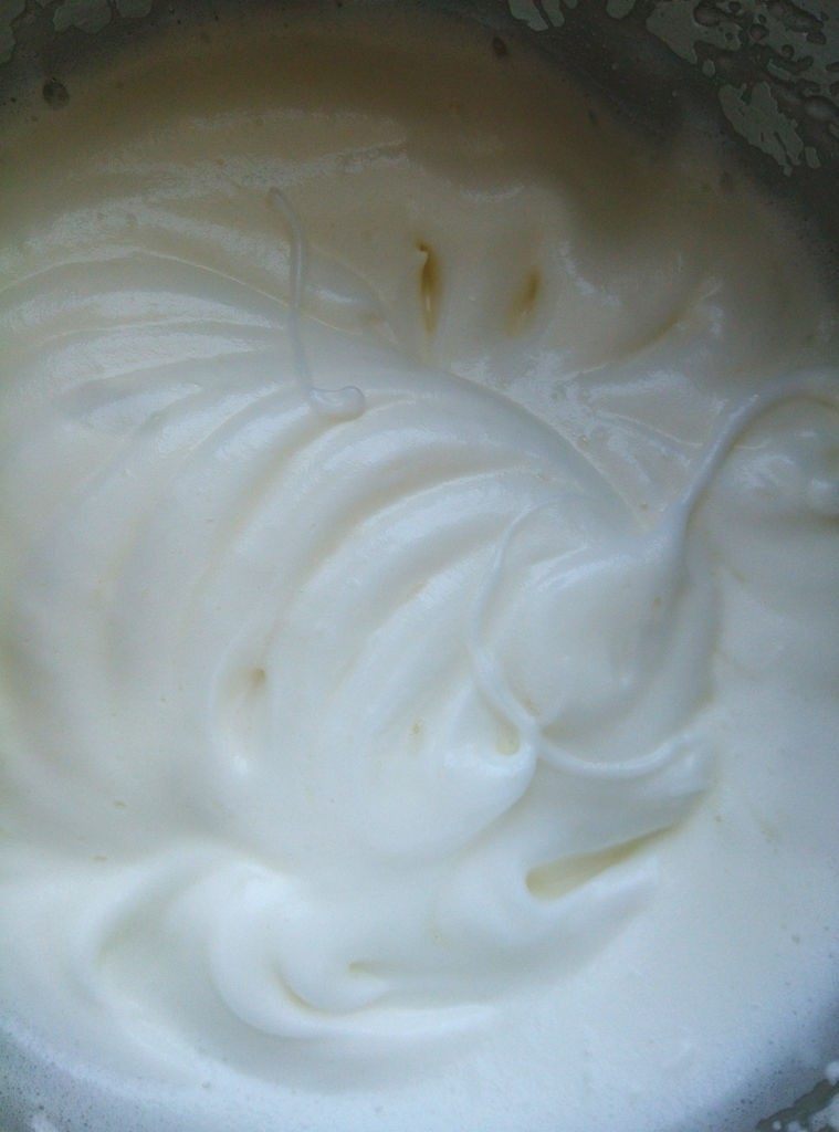 原味基础戚风蛋糕, 打发到图片这种痕迹明显的状态，加入辅料中标注的三分之一的细砂糖，继续打发。