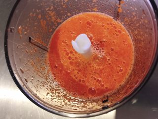 胡萝卜奶香肉松花朵吐司,胡萝卜加水放料理机打成泥，可以多打一些，会有损耗。