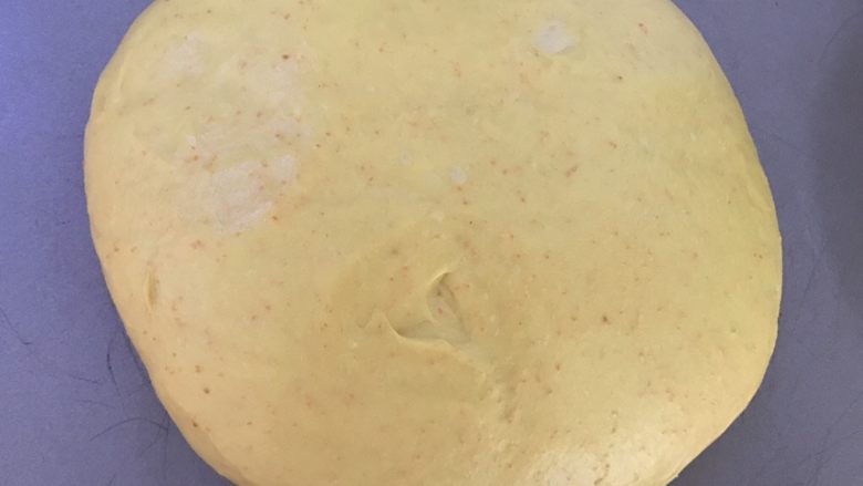 胡萝卜奶香肉松花朵吐司,滚圆后进行基础发酵至约两倍大，戳洞不回弹不塌陷。