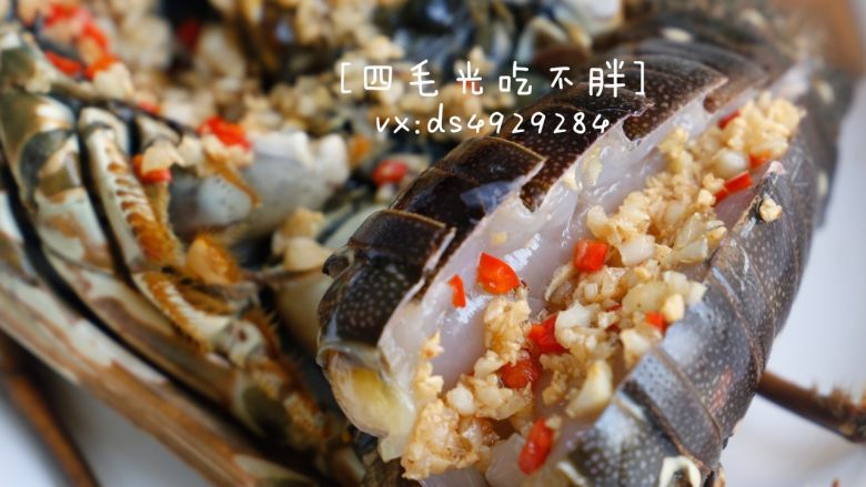 蒜蓉蒸龙虾,将翻炒过的蒜蓉和辣椒，均匀地洒在洗净开背处理过的龙虾上。