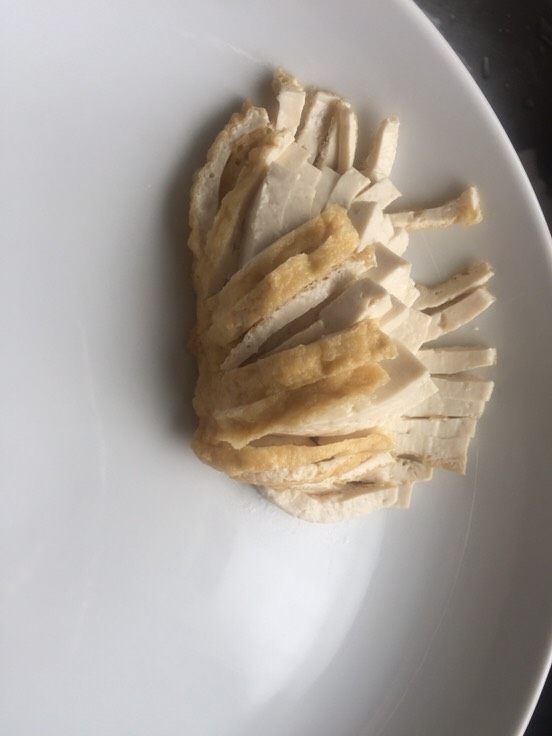 金菊豆腐(斋菜),如图切，四边皮用剪刀细心剪切。后再竖切中间的豆腐。