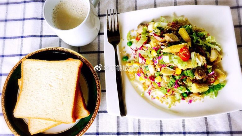 藜麦田园沙拉,早餐搭配一杯牛奶，两片面包、自然沙拉美美的！