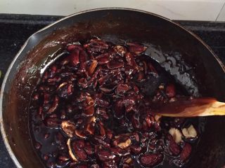 阿胶糕,放红枣搅拌均匀，如果出现拉丝状态了，开小火热下，记得不要弄糊噢
