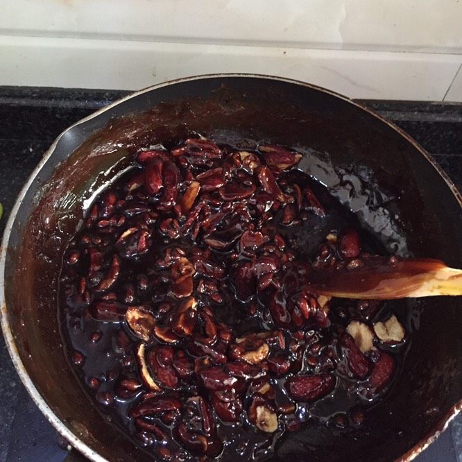 阿胶糕,放红枣搅拌均匀，如果出现拉丝状态了，开小火热下，记得不要弄糊噢