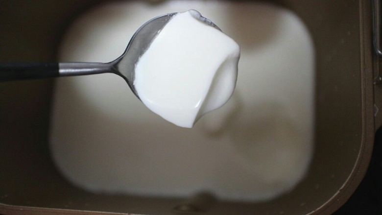 火龙果奶昔,做好的酸奶加入适量的糖粉搅拌均匀！然后送去冰箱冷藏四小时以上